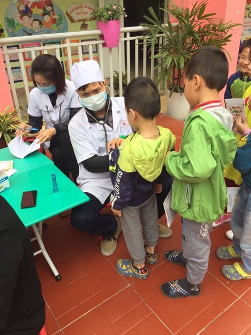 Trường MN Bắc Cầu phối hợp với trạm Y tế Phường Ngọc Thụy tổ chức khám sức khỏe lần II năm học 2016-2017